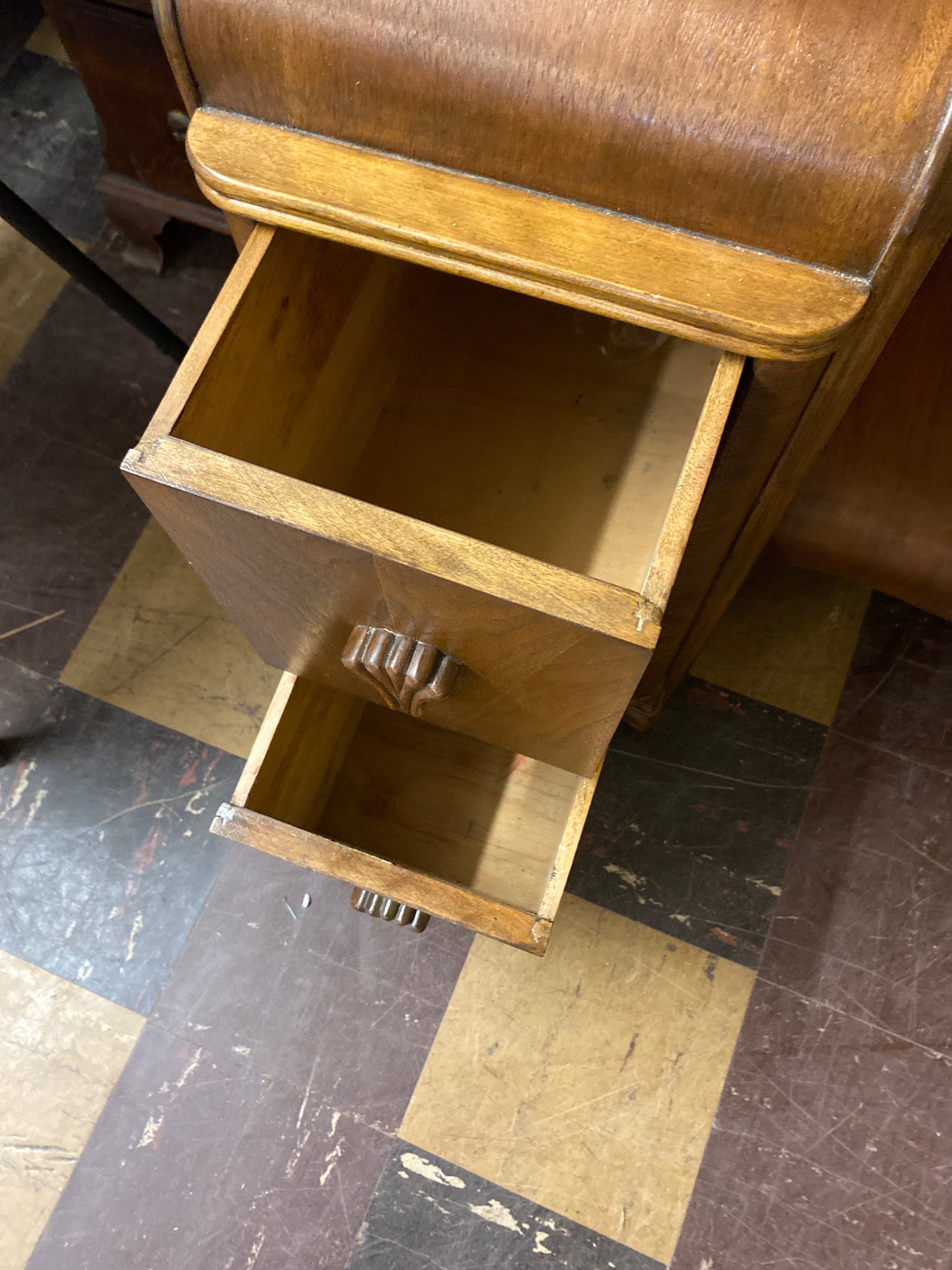 Antique vanity with round mirror