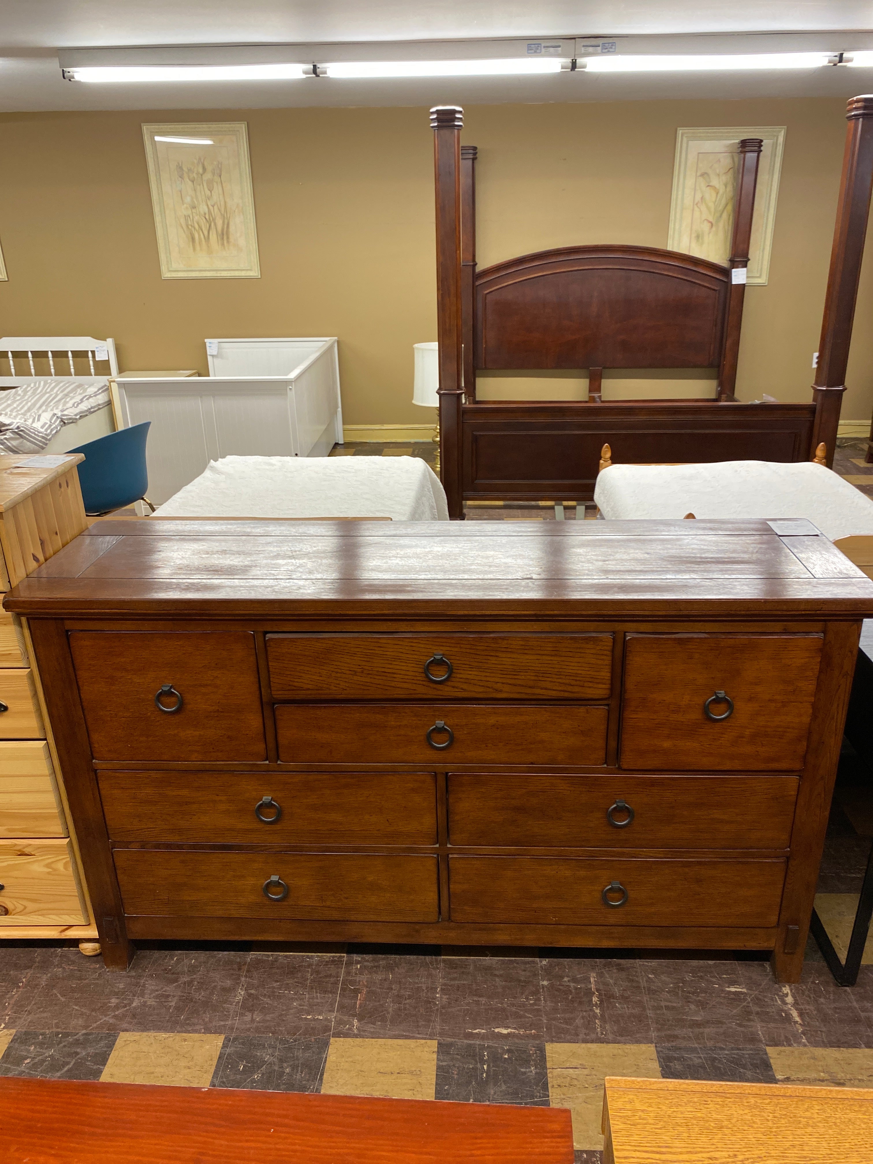 Ling brown dresser