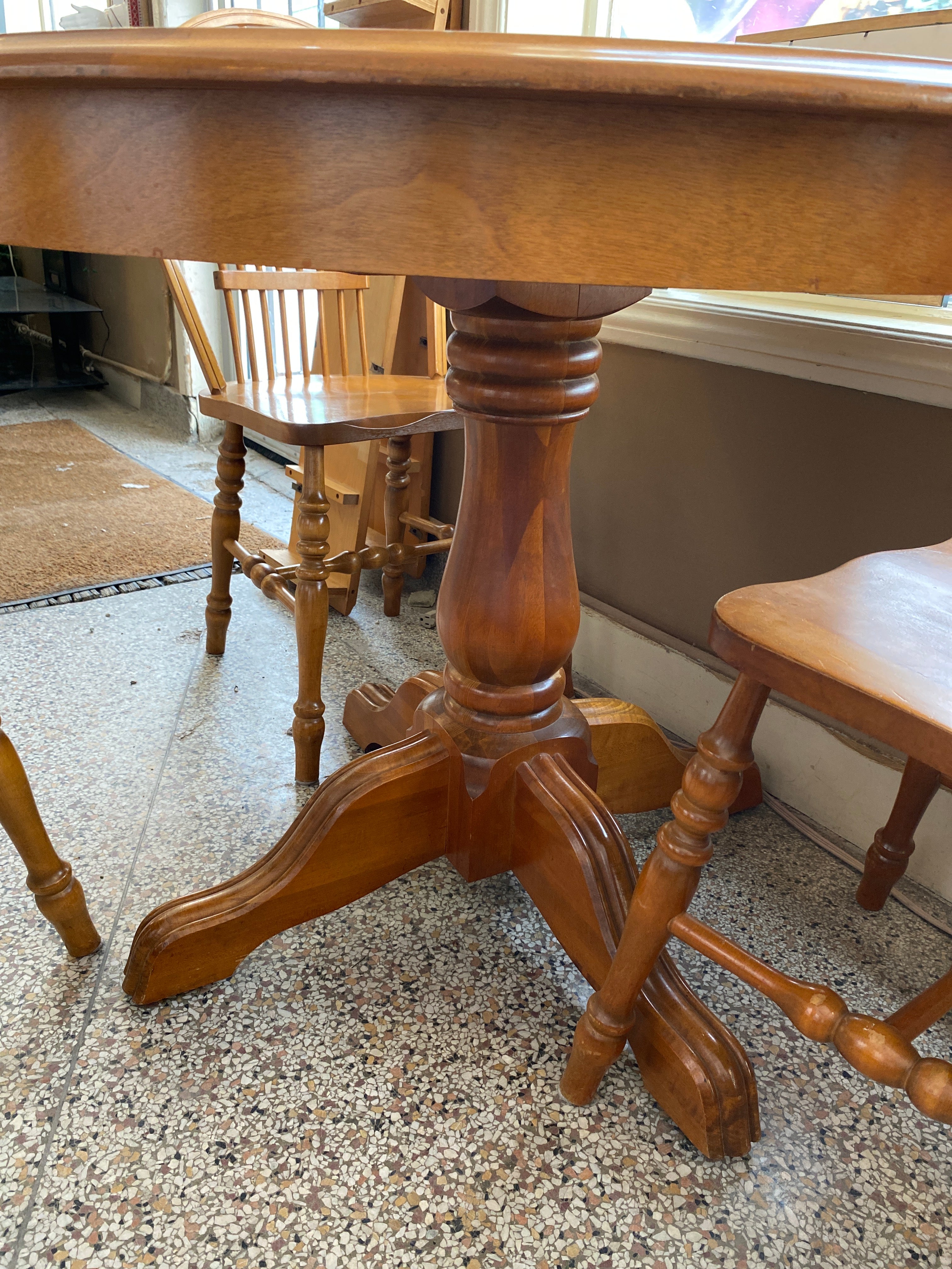 Round wooden table 2 leaves 3 chairs