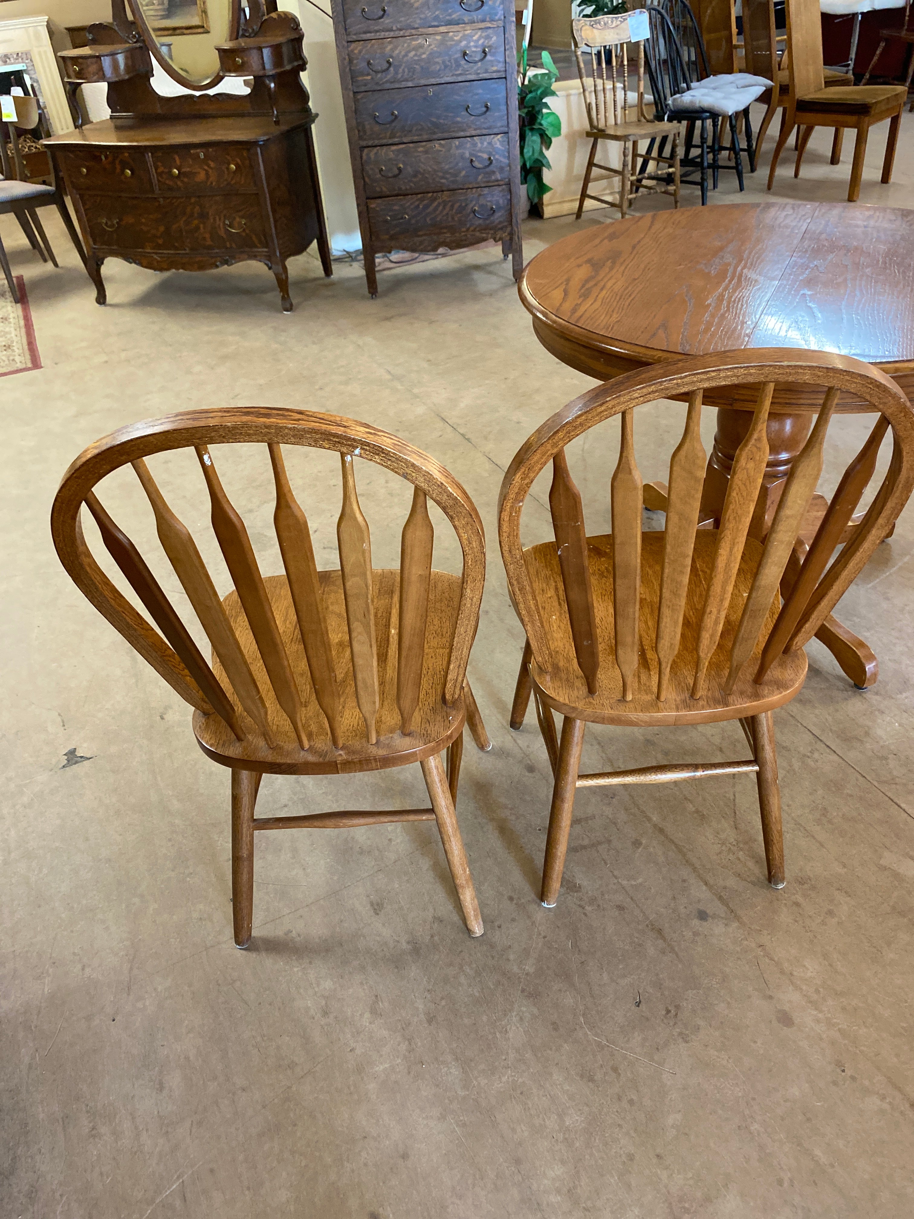 Round table 2 chairs 1 leaf