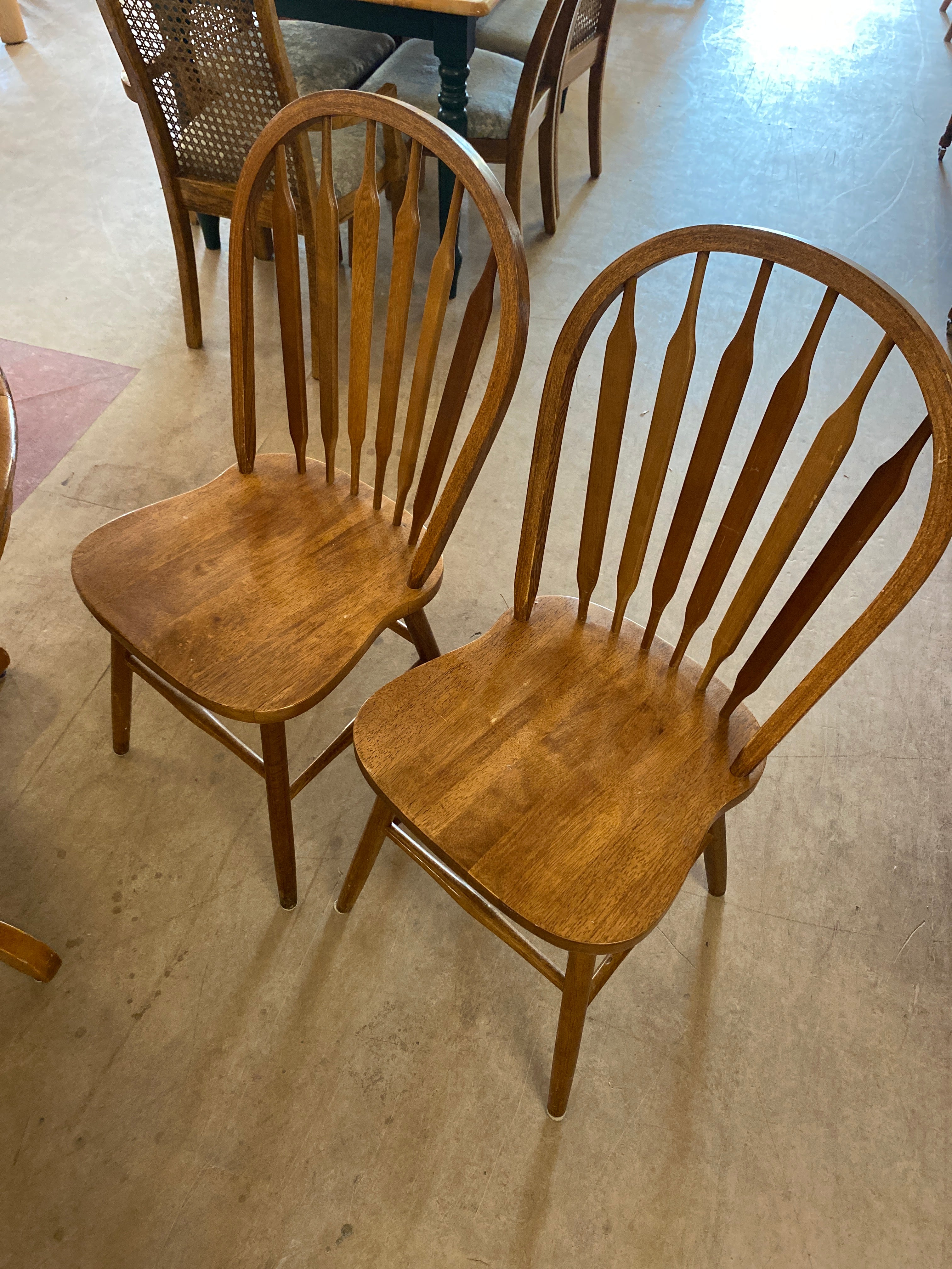 Round table 2 chairs 1 leaf