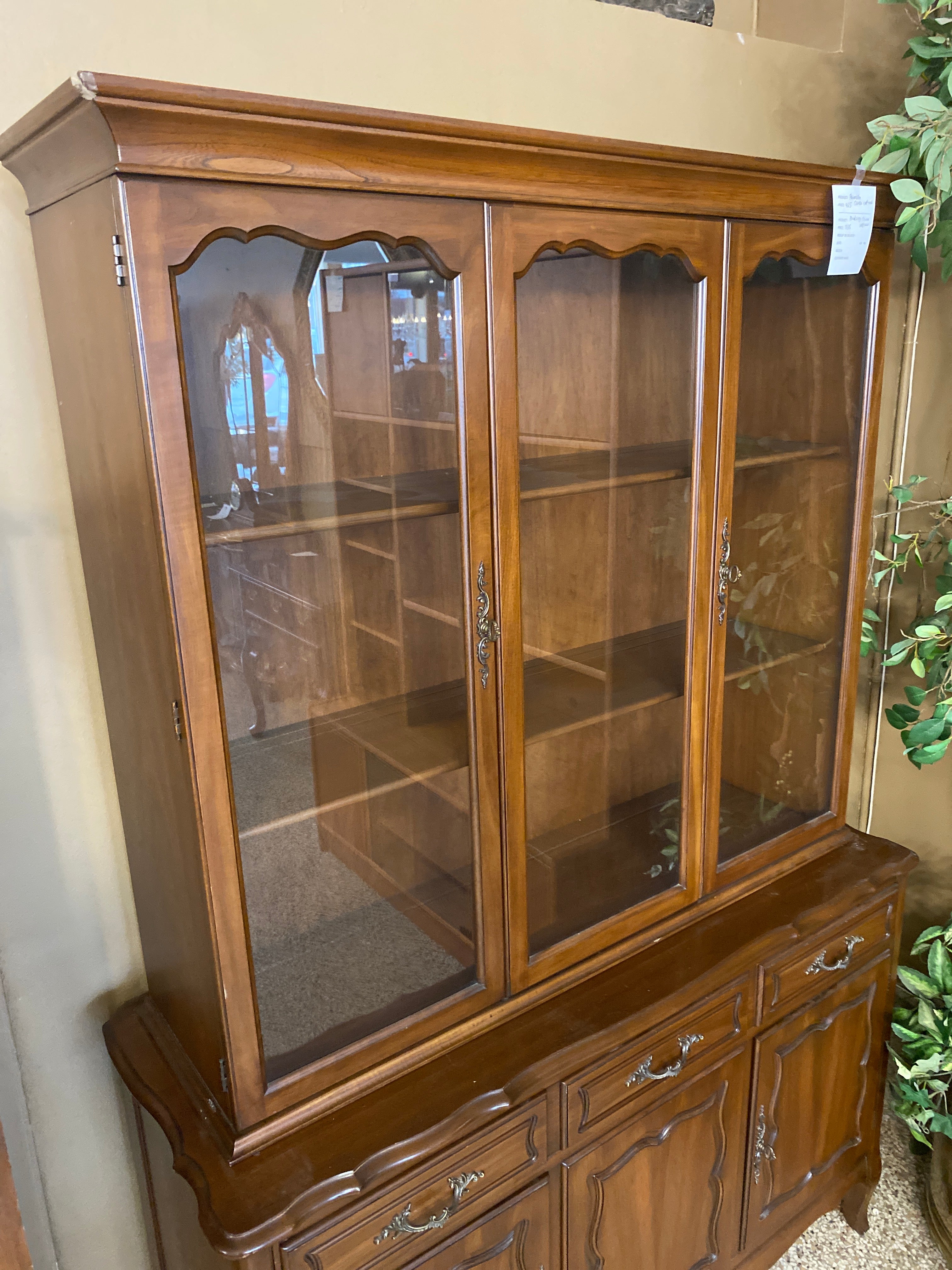 Amazing China cabinet