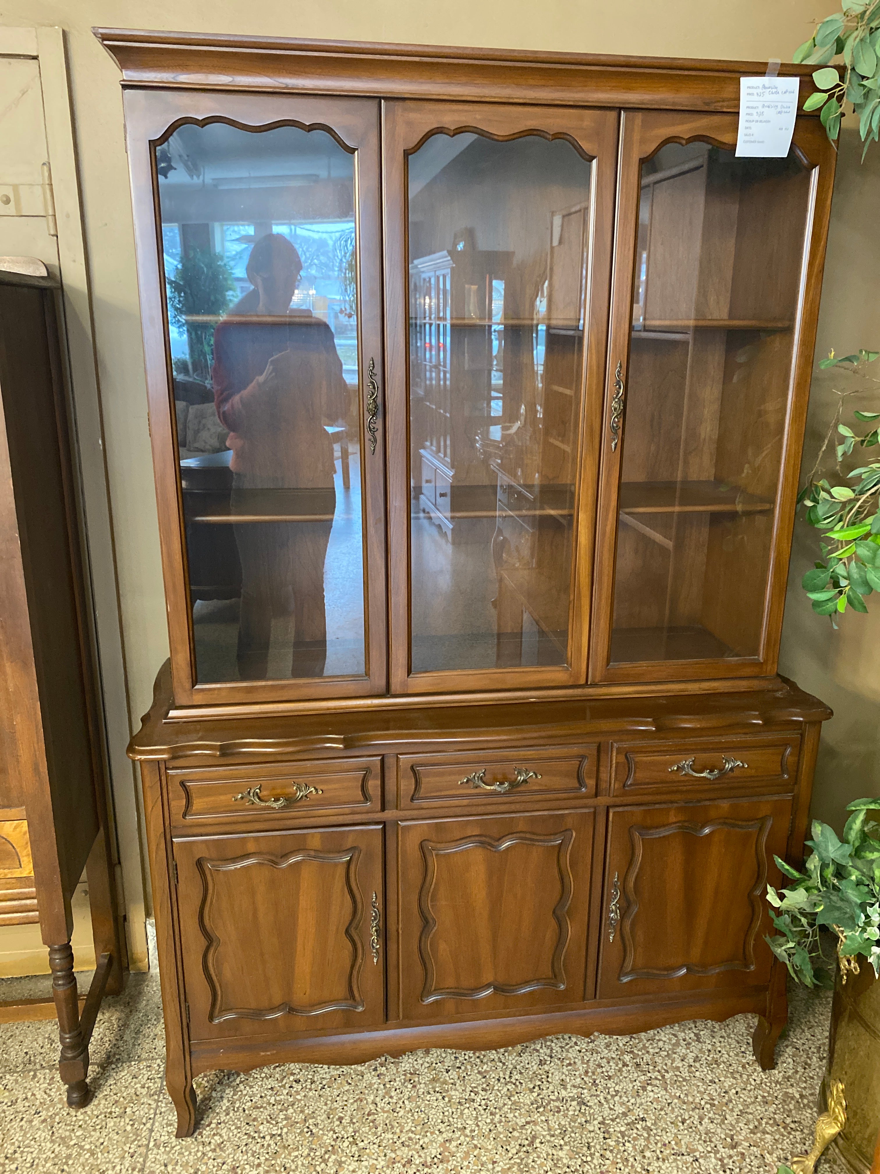 Amazing China cabinet