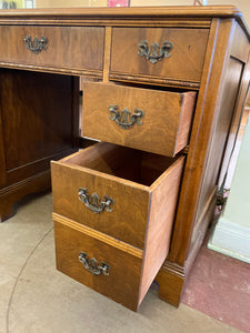 Oh so lovely small desk