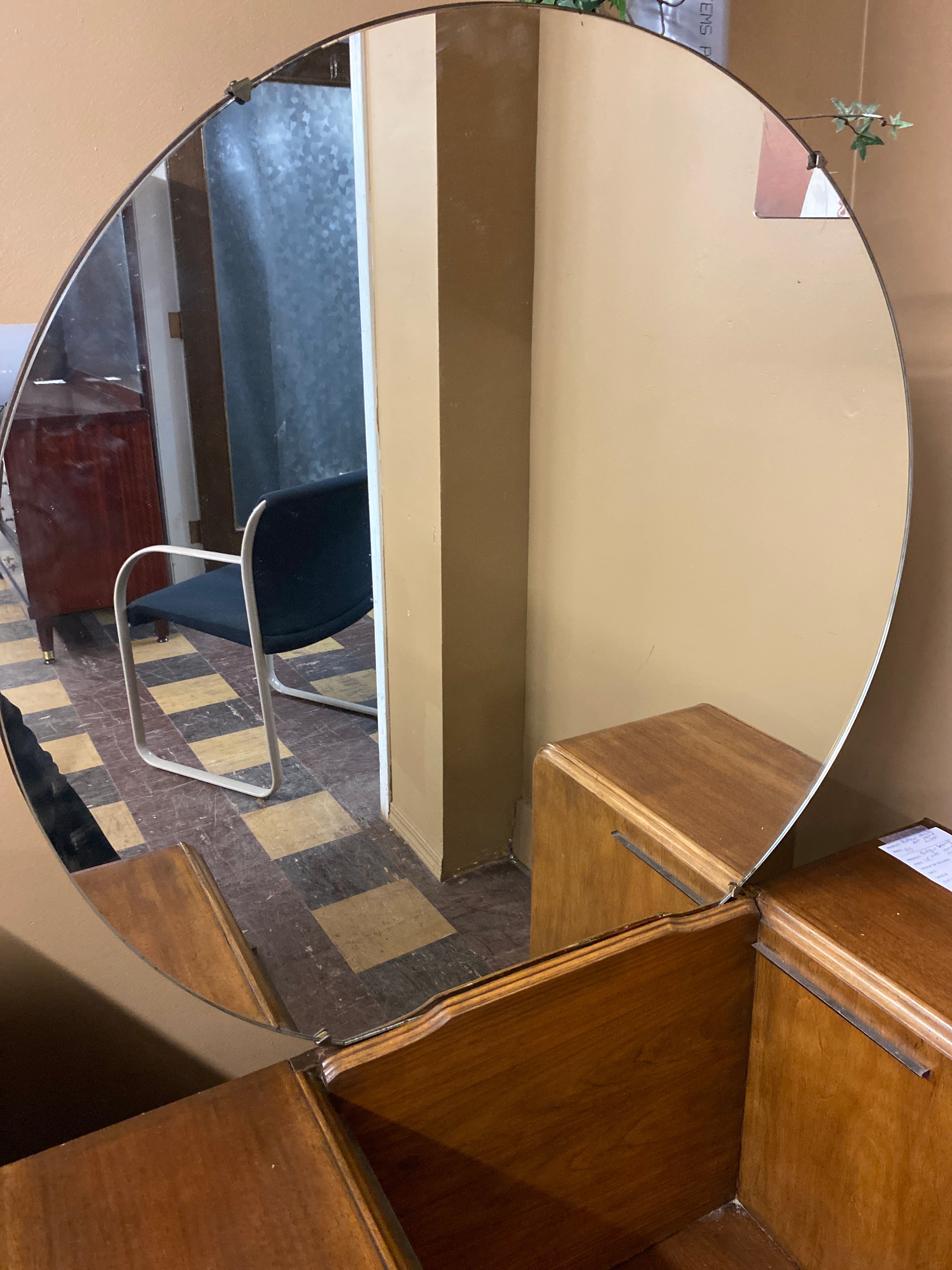 Antique vanity with round mirror